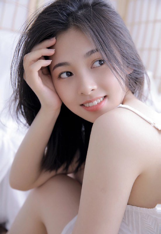 Gemini图片转手绘提示词：创建与上传图像完全相同的线稿使用蓝白色调细腻线条背景为笔记本风格展示右手持笔和橡皮Gemini图片转手绘提示词：创建与上传图像完全相同的线稿使用蓝白色调细腻线条背景为笔记本风格展示右手持笔和橡皮